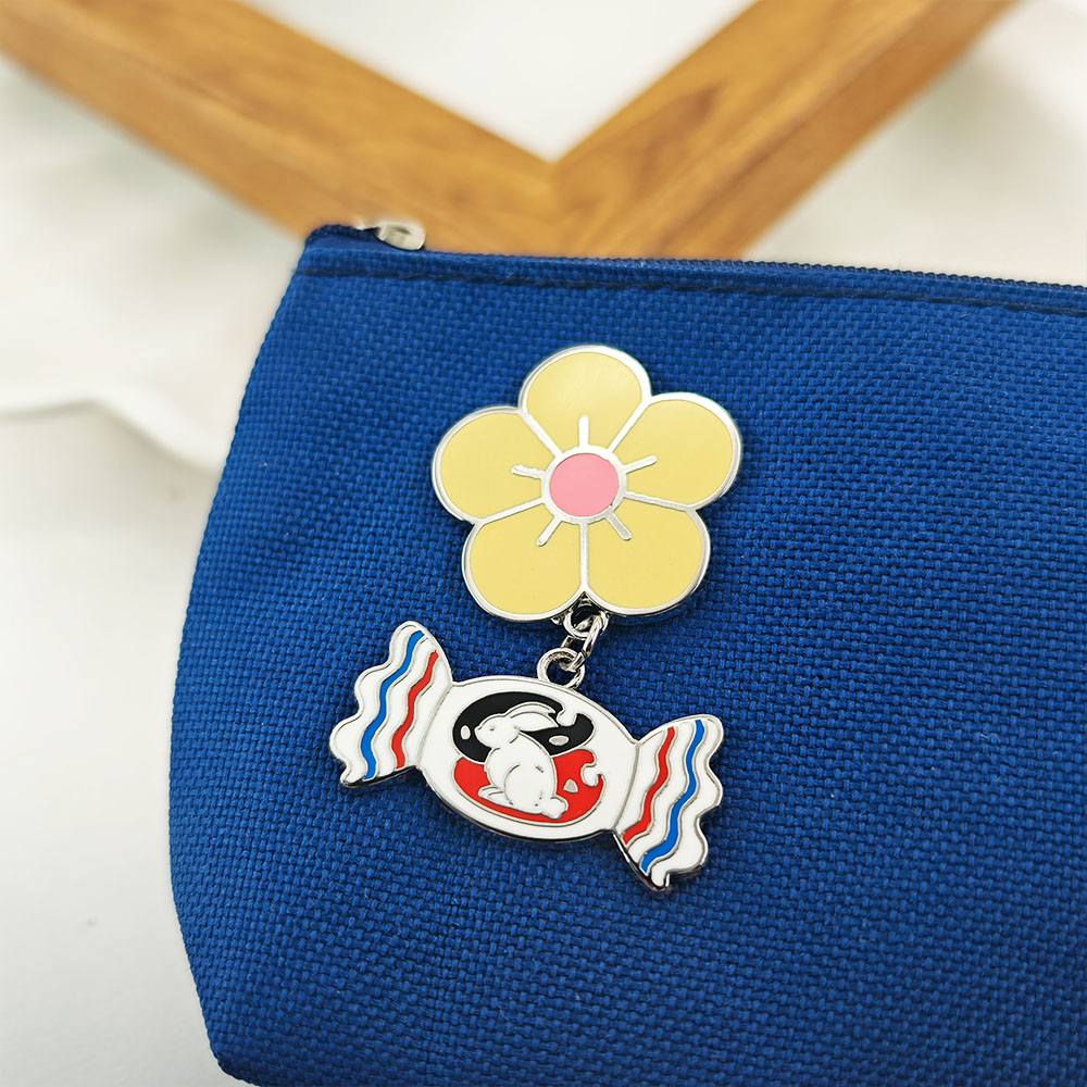 White Rabbit Candy Enamel Pin  - Food Snacks Gifts recension och pris