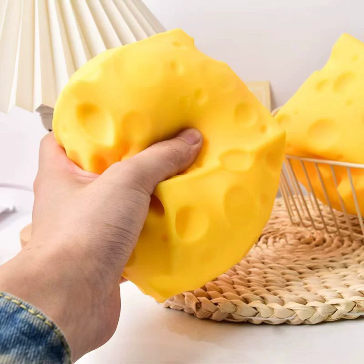 Cheese Stress Ball Squishy Toy - Food & Snacks Colouring Book recension och pris
